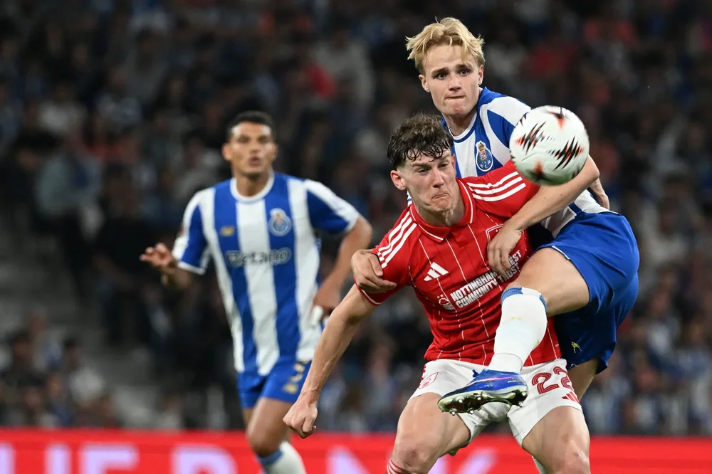Victor Froholdt y Ryan Yates pelean un balón en el Porto 1-1 Nottingham Forest