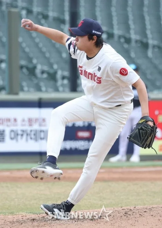 2026 신한 SOL Bank KBO리그 시범경기 롯데 자이언츠 대 KT 위즈 경기가 12일 부산 사직야구장에서 열렸다.  롯데 정철원이 역투하고 있다. /사진=김진경 kim.jinkyung@