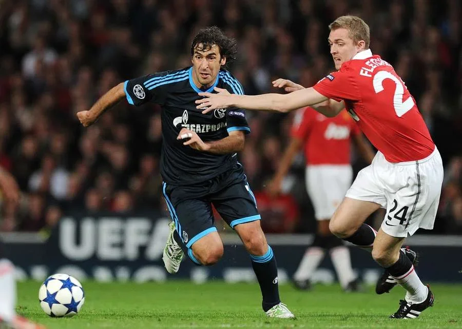 El delantero español Raúl en acción con el Schalke ante el Manchester United en la semifinal de la Champions League en 2010