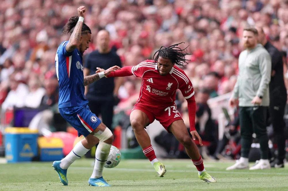 Rio Ngumoha takes on Chelsea's Malo Gusto